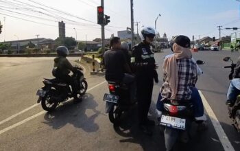 Satlantas Polres Karawang Tegur Pengguna Jalan yang Tidak Memakai Helm di Jalan Raya
