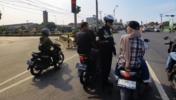 Satlantas Polres Karawang Tegur Pengguna Jalan yang Tidak Memakai Helm di Jalan Raya