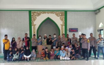 Giat Polsek Kotabaru Karawang Berikan Paket sembako Kepada Anak Yatim