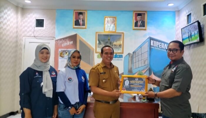 Bentuk Apresiasi Dinas Koperasi Karawang Raih Golden Award Ikatan Wartawan Online Indonesia