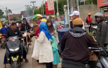 Keluarga PT.gerbang media nasional berbagi takjil di bulan Ramadan penuh berkah