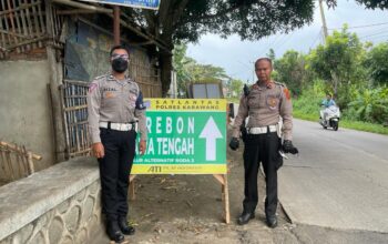 Jelang Libur Lebaran, Polres Karawang Pasang Rambu Tambahan Petunjuk Jalan