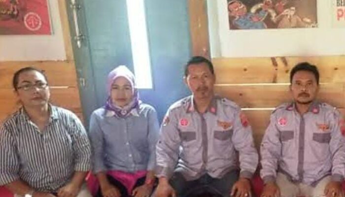 Ketua DPC Karawang BAMUSWARI ,H.Endin Mahpudin Gelar Kegiatan bagi-bagi takjil