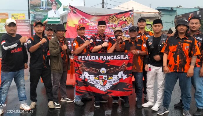Keluarga besar pemuda Pancasila (PP) berbagi takjil di bulan Ramadan penuh berkah