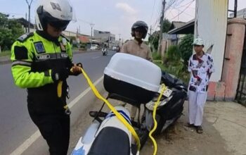 Polisi di Karawang Derek Motor yang Alami Mogok, saat Arus Mudik Lebaran