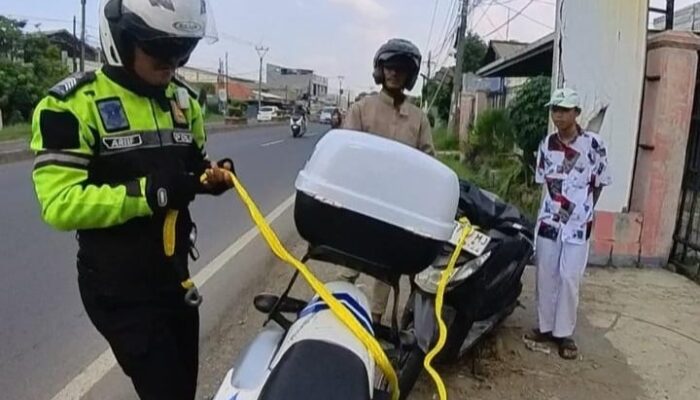 Polisi di Karawang Derek Motor yang Alami Mogok, saat Arus Mudik Lebaran