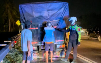 Satlantas Polres Karawang Tegur Pemudik, Parkir di Bahu Jalan Ruas Tol Jakarta – Cikampek