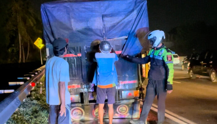 Satlantas Polres Karawang Tegur Pemudik, Parkir di Bahu Jalan Ruas Tol Jakarta – Cikampek