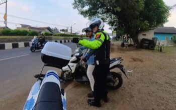Anggota Satlantas Polres Karawang Tegur Pelanggar di Jalan Raya