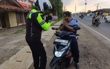 Detik-Detik Pelanggar Jadi Salting, saat Ketahuan Personel Polantas di Karawang