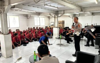 Satlantas Polres Karawang Ingatkan Pentingnya Kamseltibcarlantas Kepada para Driver