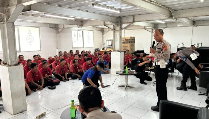 Satlantas Polres Karawang Ingatkan Pentingnya Kamseltibcarlantas Kepada para Driver