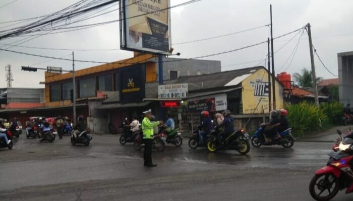 Satlantas Polres Karawang Tingkatkan Eskalasi Gatur Lalin di Prapatan Bintang Alam