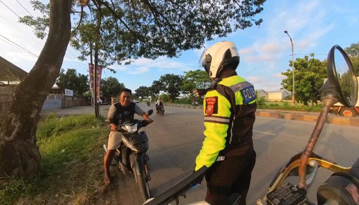 Tingkatkan Kesadaran Berlalu Lintas, Satlantas Polres Karawang Tegur Pengguna Jalan