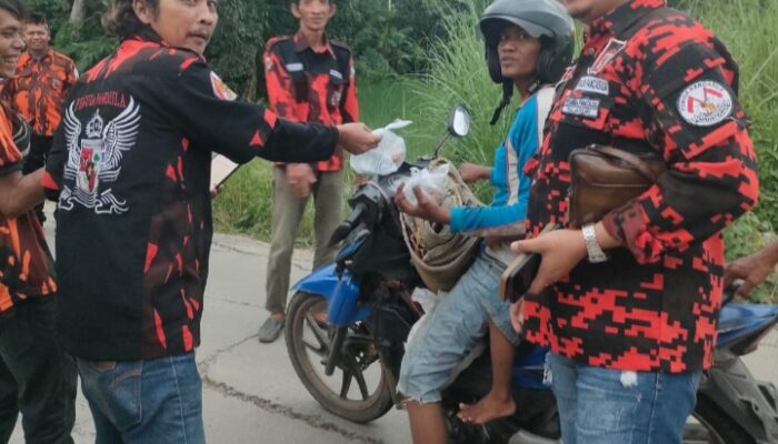 Ketua PAC PP Kecamatan Jatisari Karawang H.Abdul Azis Gelar Bagi-Bagi Takjil dan Buka Bersama