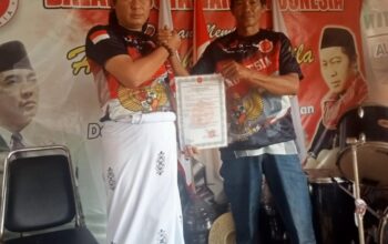 Ketua Umum Balai Musyawarah Indonesia  Berikan SK Kepada Hatori Selaku Ketua DPC Cianjur.