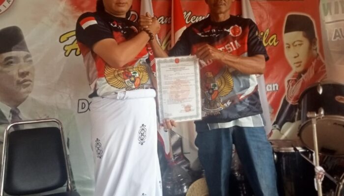 Ketua Umum Balai Musyawarah Indonesia  Berikan SK Kepada Hatori Selaku Ketua DPC Cianjur.