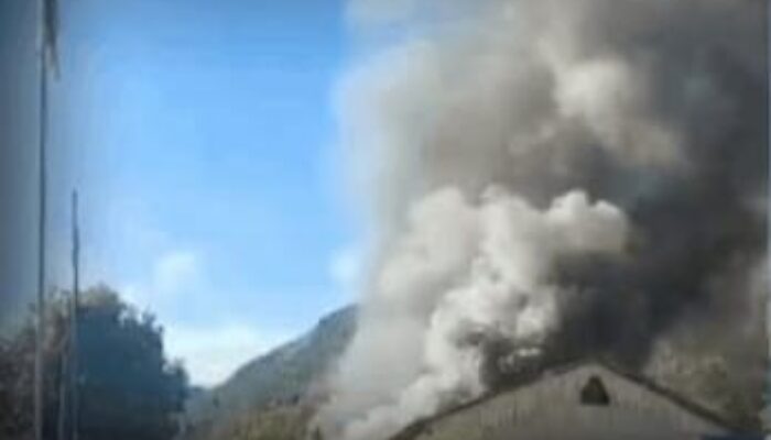 Suasana Mencekam Pada Saat KKB Membakar Gedung Sekolah Dasar Di Intan Jaya Papua