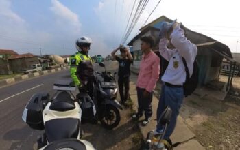 Ini Baru Keren! Polisi di Karawang Tegur Pelajar yang Bonceng Tiga saat Naik Motor
