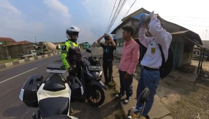 Ini Baru Keren! Polisi di Karawang Tegur Pelajar yang Bonceng Tiga saat Naik Motor