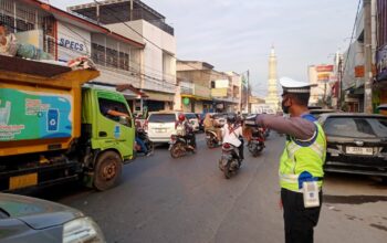 Satlantas Polres Karawang Atur Lalu Lintas, Urai Kepadatan Volume Kendaraan