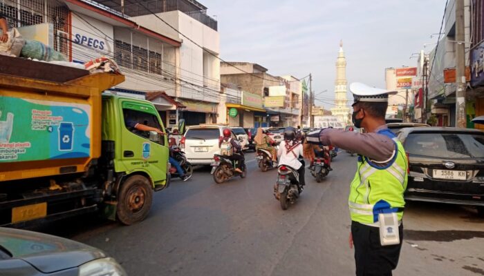 Satlantas Polres Karawang Atur Lalu Lintas, Urai Kepadatan Volume Kendaraan