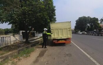 Cara Humanis Polantas di Karawang, Tegur Sopir Truk yang Parkir di Badan Jalan