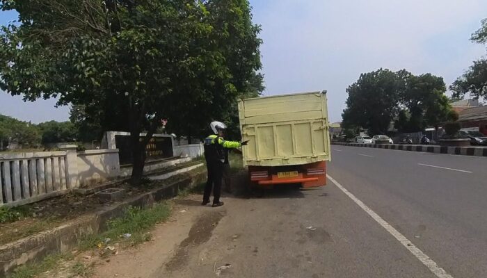 Cara Humanis Polantas di Karawang, Tegur Sopir Truk yang Parkir di Badan Jalan