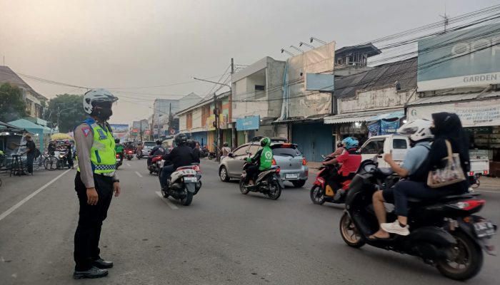 Optimalkan Gatur Lalin, Satlantas Polres Karawang Urai Kamacetan Kendaraan di Jalan Raya