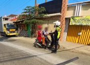 Polisi di Karawang Gaungkan Keselamatan Berlalu Lintas Kepada Pelanggar