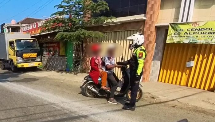 Polisi di Karawang Gaungkan Keselamatan Berlalu Lintas Kepada Pelanggar