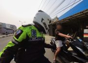 Abaikan Keselamatan Berlalu Lintas, Polisi Tegur Pelanggar di Karawang