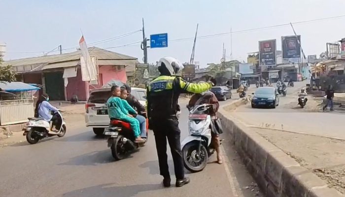 Polisi di Karawang Tegur Pelanggar yang Abaikan Keselamatan Lalu Lintas