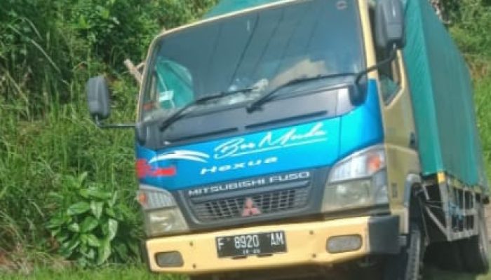 Satu unit mobil air minum terperosok di desa Cibukamanah Purwakarta pengemudi selamat