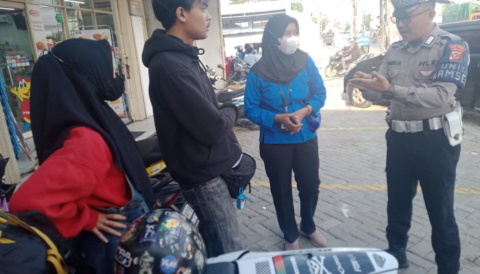 Satlantas Polres Karawang Edukasi Safety Riding Kepada Masyarakat di Jalan Raya Klari