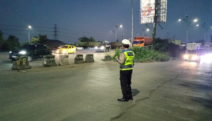 Tertibkan Kendaraan di Jalan Raya, Satlantas Polres Karawang Laksanakan Gatur Lalin