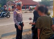 Personel Satlantas Polres Karawang Edukasi Tertib Lalu Lintas Kepada Masyarakat