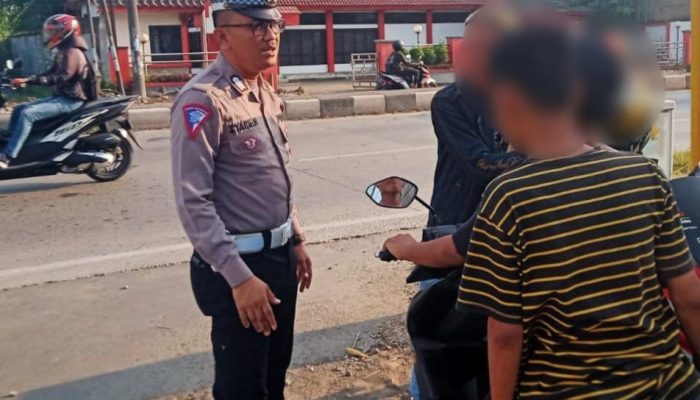 Personel Satlantas Polres Karawang Edukasi Tertib Lalu Lintas Kepada Masyarakat