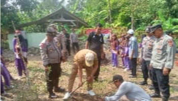 Desa Rancajaya dan Polsek Patokbeusi Subang Lakukan Penamaan Pohon Di SDN Pundong
