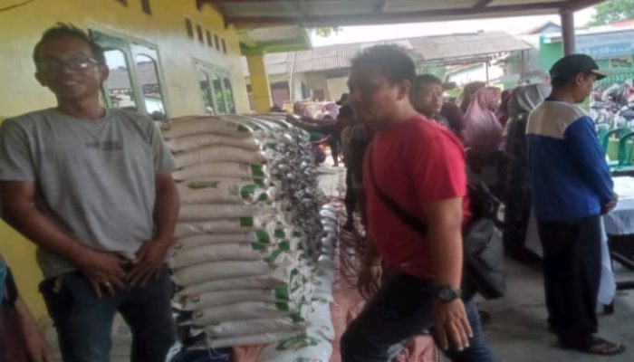 Pemerintah desa Rancamulya Patokbeusi Subang Bagikan beras 10 kg kepada 840 KPM