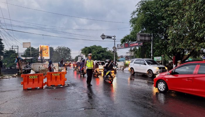 Satlantas Polres Karawang Laksanakan Gatur Lalin di Hari Weekend