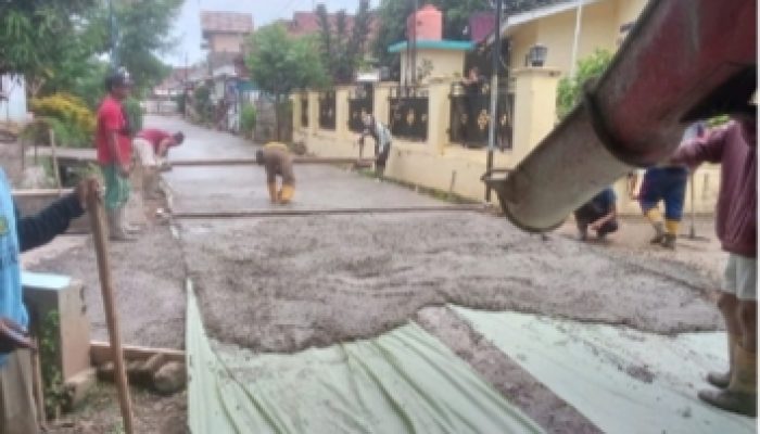 Desa Dukuh Kecamatan Ciasem Subang melaksanakan pengecoran jalan