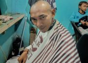 Wujud Syukur Penambahan Masa Jabatan, Kades Saglak Pangkas Habis Rambutnya Hingga Botak