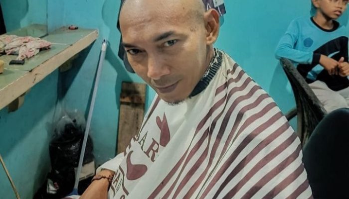 Wujud Syukur Penambahan Masa Jabatan, Kades Saglak Pangkas Habis Rambutnya Hingga Botak