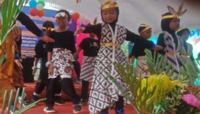 Pelepasan Siswa Kelas VI SDN Cirangkong 1 Cibatu Purwakarta Gelar Pentas Seni