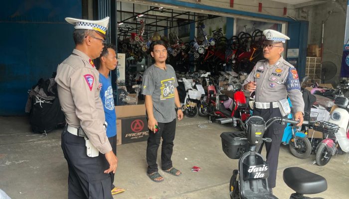 Satlantas Polres Karawang Sosialisasi Penggunaan Sepeda Listrik Kepada Pemilik Toko