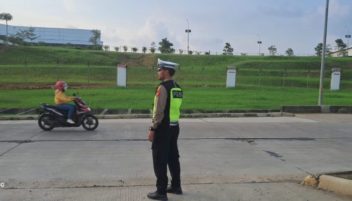 Gatur Lalin! Satlantas Polres Karawang Pantau Arus Lalu Lintas di Jalan Raya