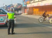 Satlantas Polres Karawang Urai Kemacetan Lalu Lintas di Jalan Raya