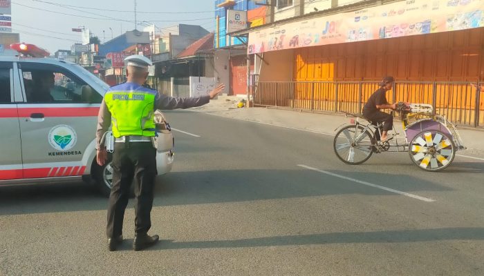 Satlantas Polres Karawang Urai Kemacetan Lalu Lintas di Jalan Raya