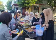 Jumat Berkah! Polwan Siapkan Makanan untuk Diberikan Kepada Warga Karawang